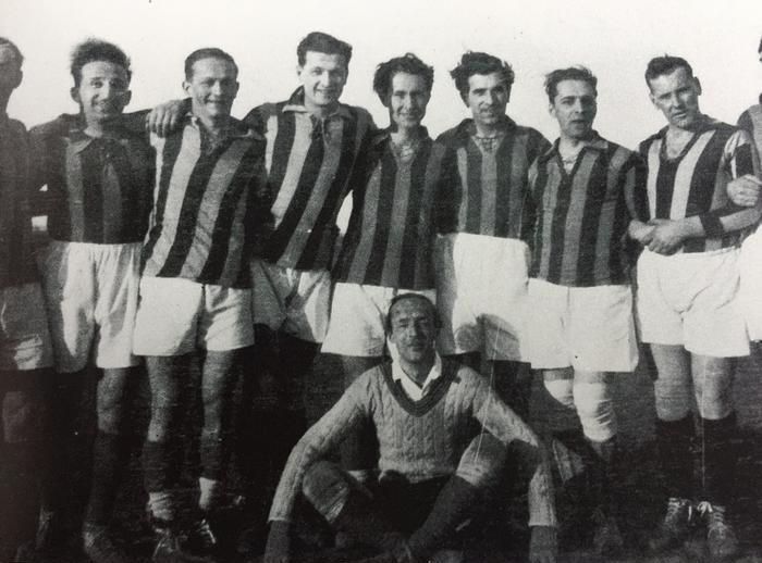 VN in front of his team of the Russian Sports Club in Berlin, 1932. As in Cambridge, he was still “crazy about goal keeping” (SM, 267). © The Vladimir Nabokov Literary Foundation.